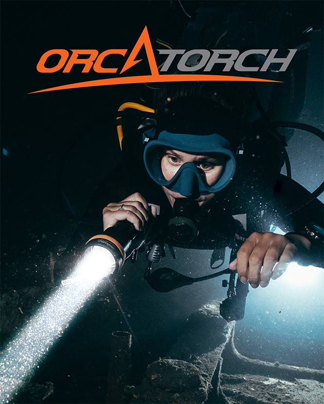 OrcaTorchのダイビングライト（水中ライト）で暗い海中を強力照射するダイバー｜高ルーメン・プロ向けダイブライト